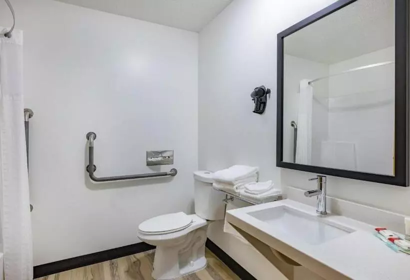 Standard-invahuone Queen-vuode, Super 8 By Wyndham Duluth