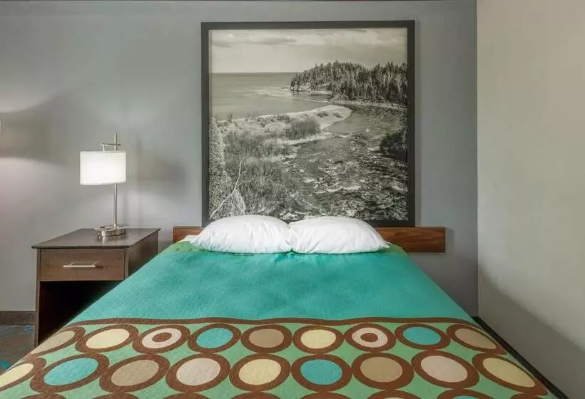 Standard-invahuone Queen-vuode, Super 8 By Wyndham Duluth