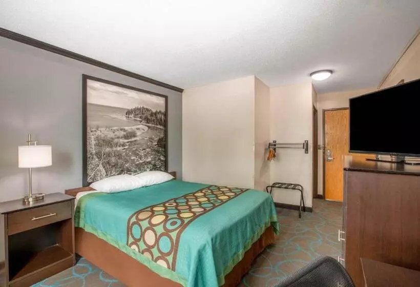 Standard-invahuone Queen-vuode, Super 8 By Wyndham Duluth