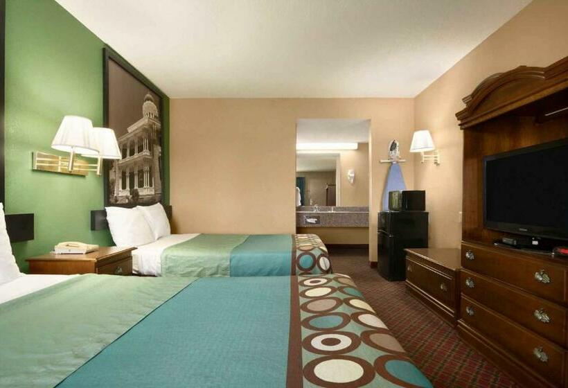 带2个双人床的标准工作室, Super 8 By Wyndham Hattiesburg North