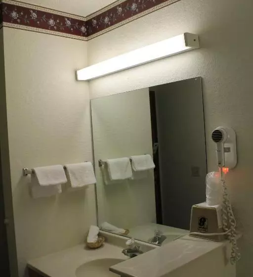 اتاق استاندارد با تخت بزرگ برای معلولان, Super 8 By Wyndham San Antonio/fiesta