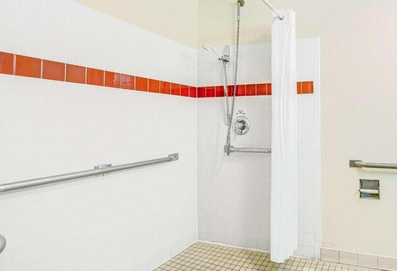 חדר סטנדרט, מיטת קינג, מותאם לאדם עם מוגבלויות, Super 8 By Wyndham San Antonio/fiesta