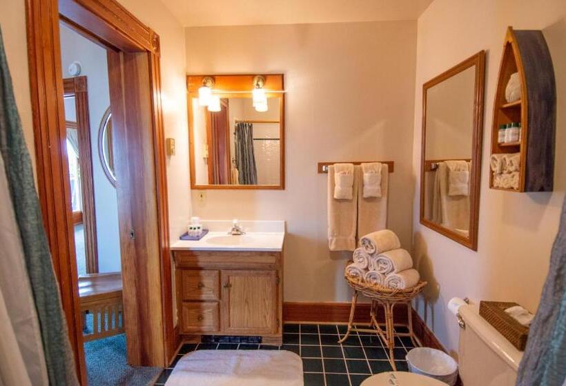 جناح دور أخير, The Swan