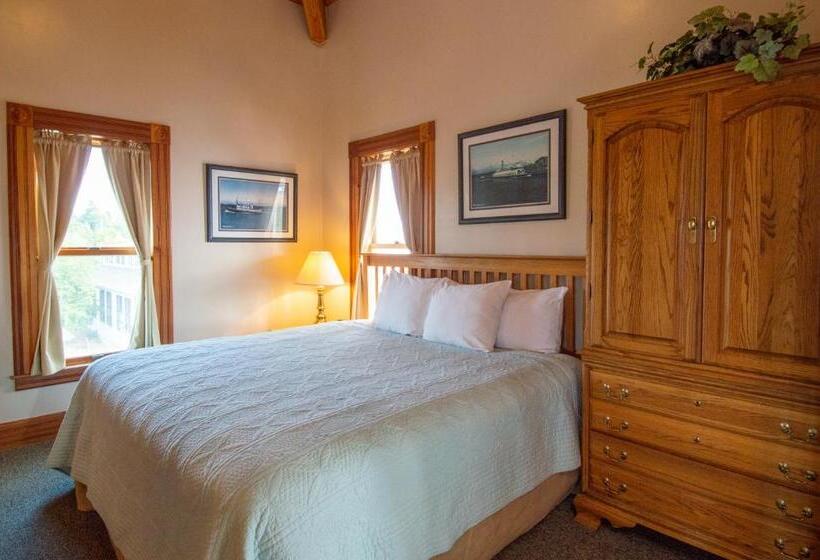 جناح دور أخير, The Swan