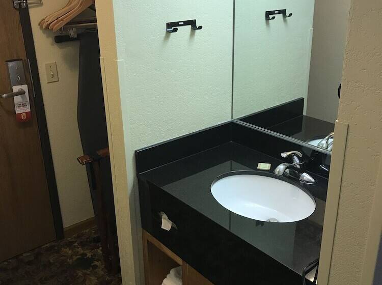 带2个卧室的套房, Super 8 By Wyndham Bridgeview Of Mackinaw City