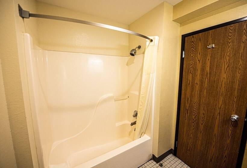Люкс 2 Спальни, Super 8 By Wyndham Bridgeview Of Mackinaw City