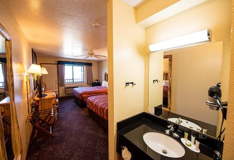 带2个双人床的标准工作室, Super 8 By Wyndham Bridgeview Of Mackinaw City