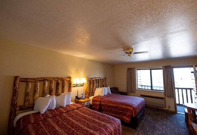 带2个双人床的标准工作室, Super 8 By Wyndham Bridgeview Of Mackinaw City