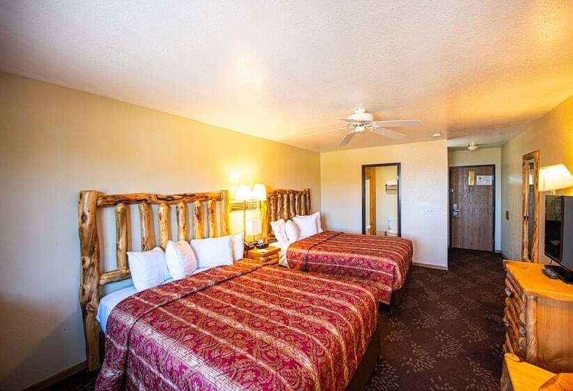 带2个双人床的标准工作室, Super 8 By Wyndham Bridgeview Of Mackinaw City