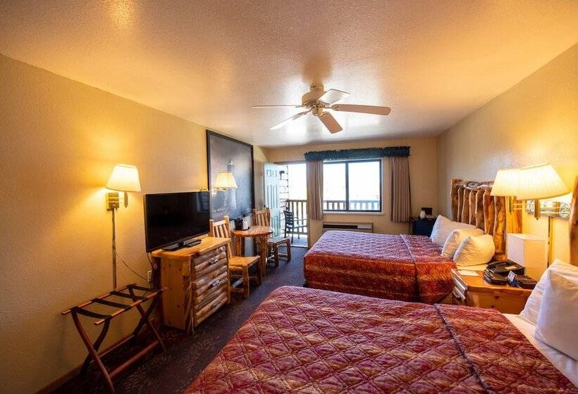 带2个双人床的标准工作室, Super 8 By Wyndham Bridgeview Of Mackinaw City