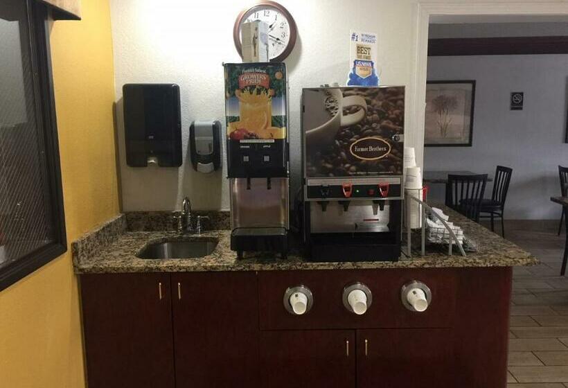 جناح ديلوكس سرير كينج, Super 8 By Wyndham Canton/livonia Area