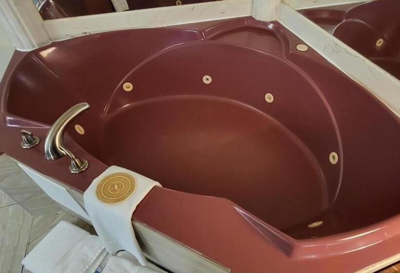 جناح ديلوكس سرير كينج, Super 8 By Wyndham Canton/livonia Area