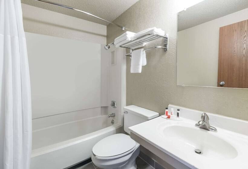 带2个双人床的标准工作室, Super 8 By Wyndham Devils Lake