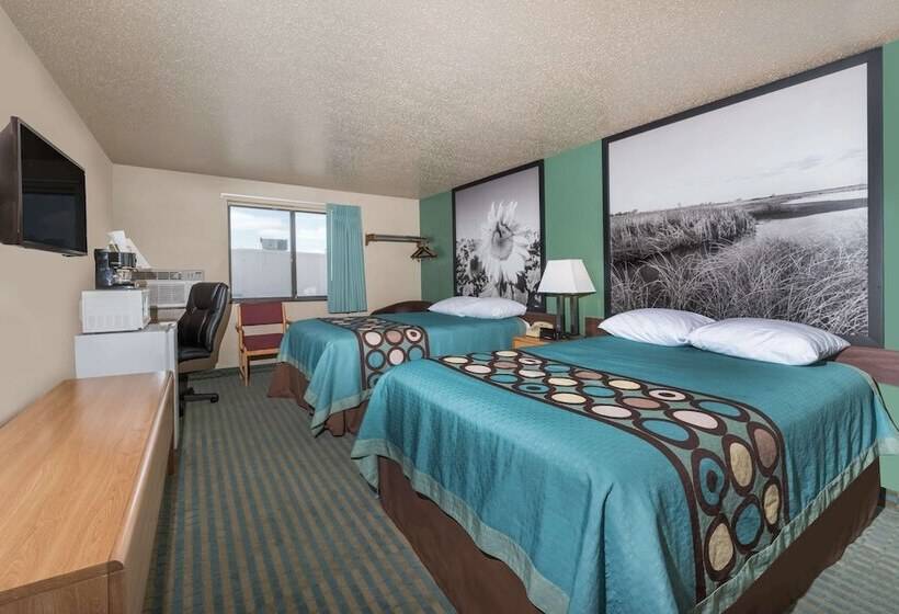 带2个双人床的标准工作室, Super 8 By Wyndham Devils Lake