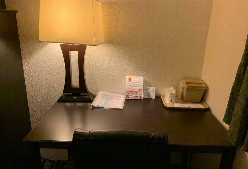 غرفة قياسية سرير كينج, Super 8 By Wyndham Shakopee