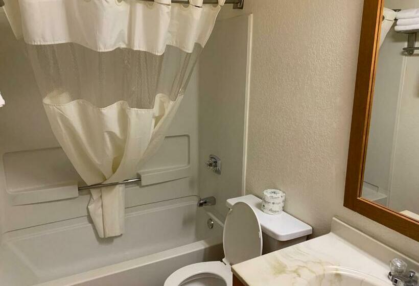 غرفة قياسية سرير كينج, Super 8 By Wyndham Shakopee