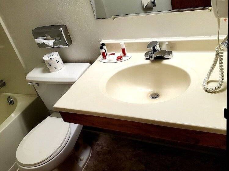 חדר סטנדרט שתי מיטות זוגיות, Super 8 By Wyndham Ticonderoga