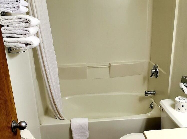 חדר סטנדרט שתי מיטות זוגיות, Super 8 By Wyndham Ticonderoga