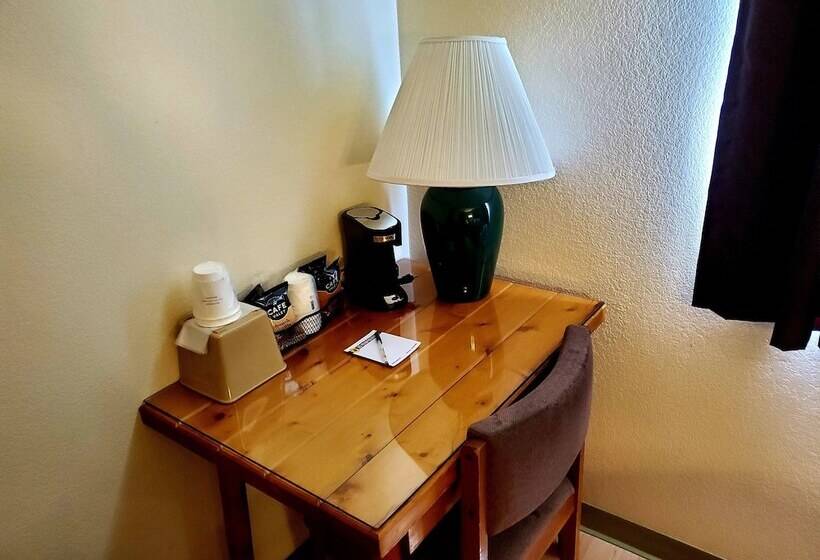 חדר סטנדרט שתי מיטות זוגיות, Super 8 By Wyndham Ticonderoga