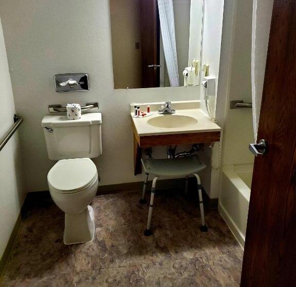 חדר סטנדרט מותאם לאדם עם מוגבלויות, Super 8 By Wyndham Ticonderoga