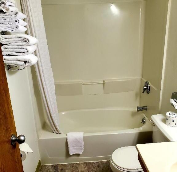 חדר סטנדרט שתי מיטות זוגיות, Super 8 By Wyndham Ticonderoga