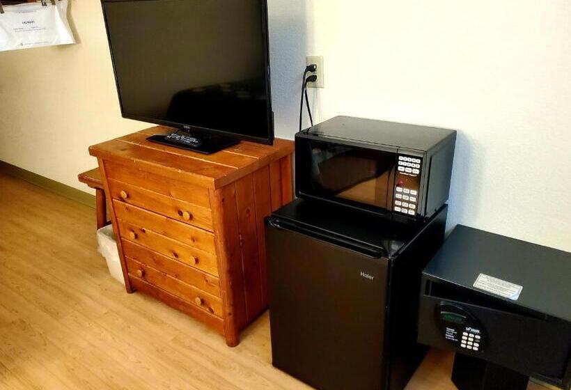 חדר סטנדרט שתי מיטות זוגיות, Super 8 By Wyndham Ticonderoga