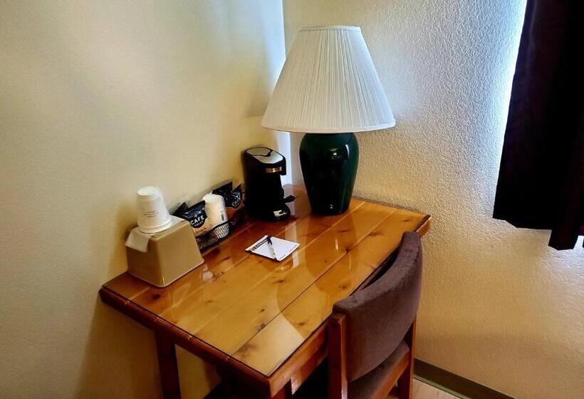 חדר סטנדרט שתי מיטות זוגיות, Super 8 By Wyndham Ticonderoga