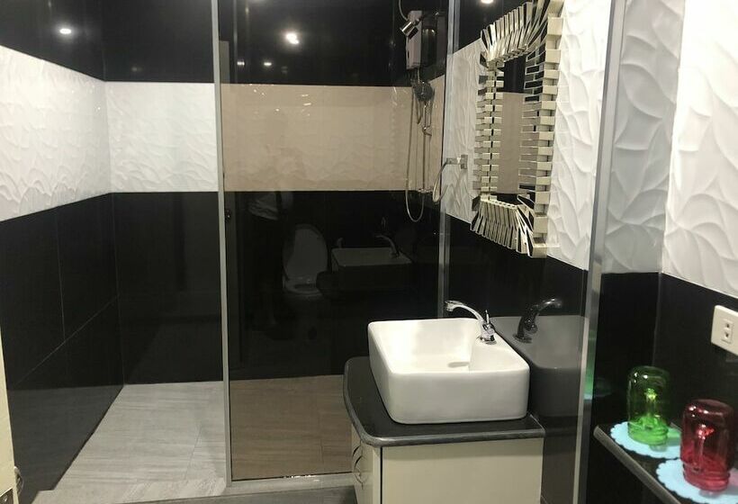 اتاق لوکس, Out Back