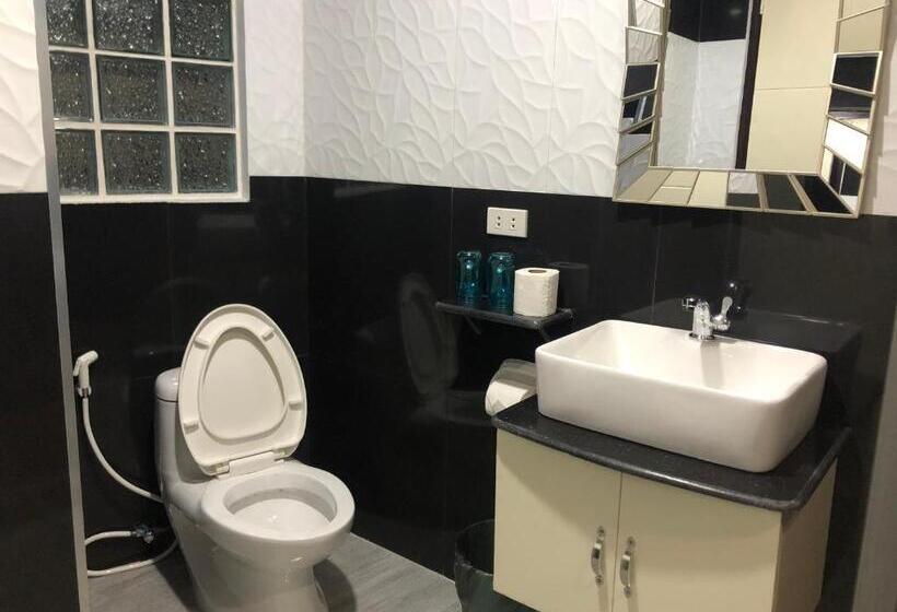 اتاق استاندارد, Out Back