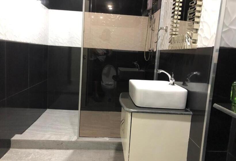 اتاق لوکس, Out Back