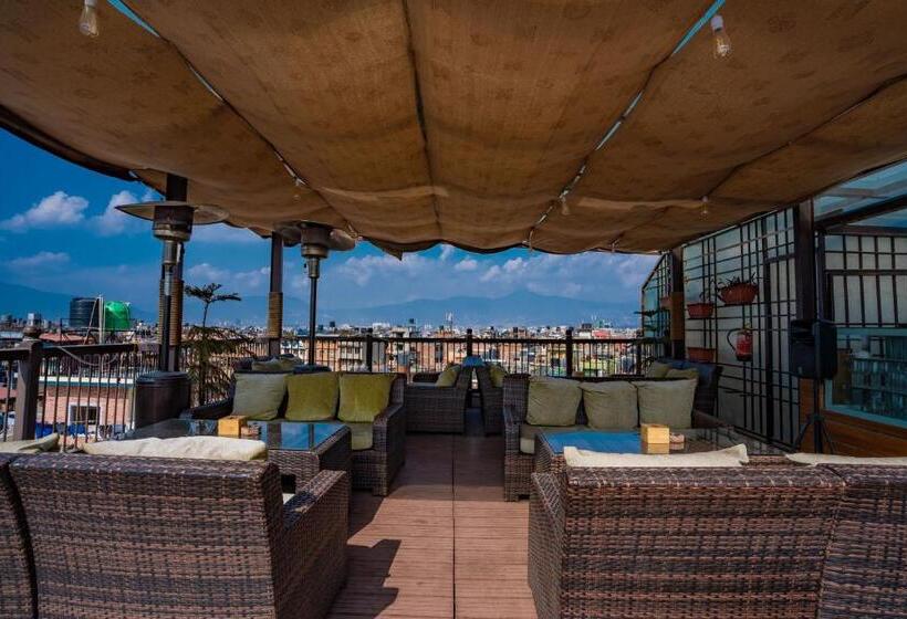 سوییت اجرایی, Pahan Chhen   Boutique