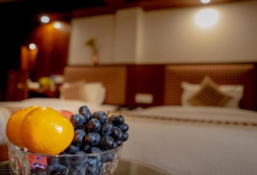 سوییت سوپریور, Pahan Chhen   Boutique