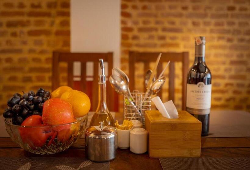 سوییت خانوادگی, Pahan Chhen   Boutique