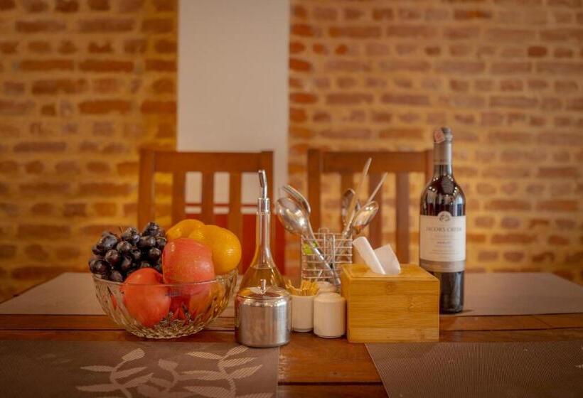 سوییت خانوادگی, Pahan Chhen   Boutique