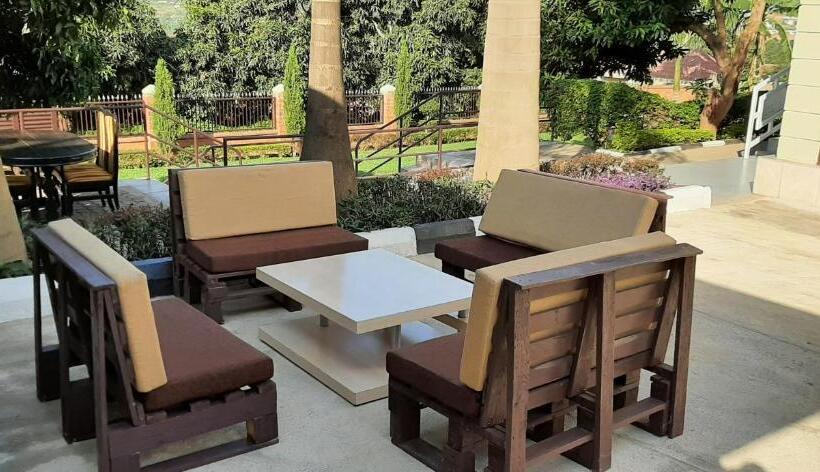 Estudi Deluxe, Airport Hill Guest House