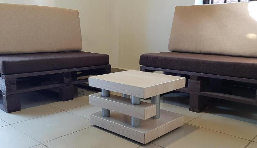 Estudi Deluxe, Airport Hill Guest House