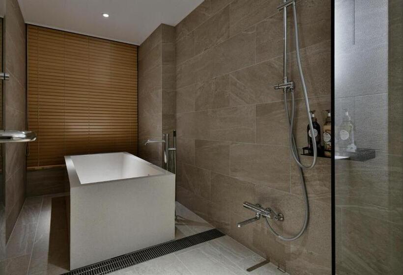 Полулюкс, Lequ Okinawa Chatan Spa & Resort