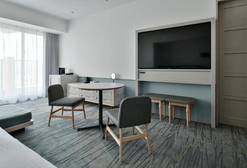 Полулюкс, Lequ Okinawa Chatan Spa & Resort