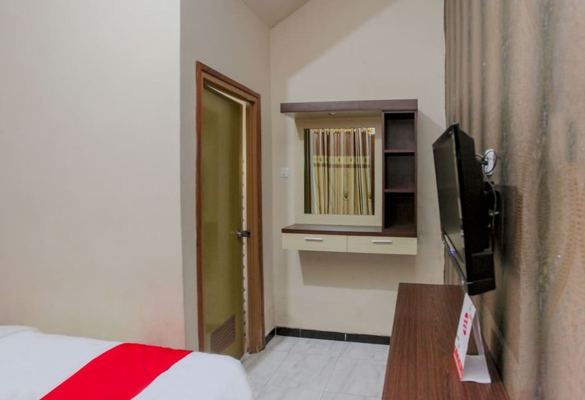 Quarto deluxe, Reddoorz At Villa Akbar 3