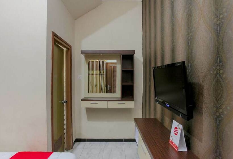 Quarto deluxe, Reddoorz At Villa Akbar 3