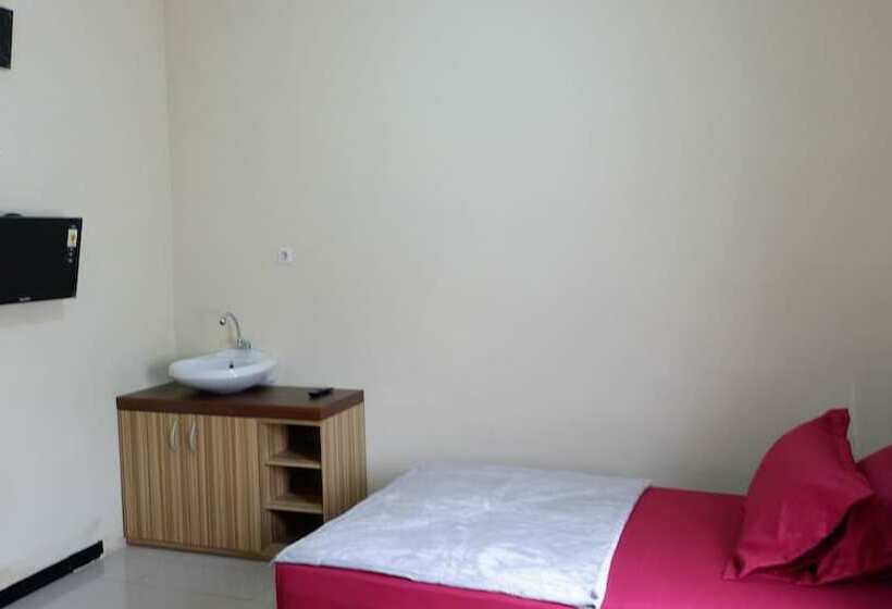 Quarto deluxe, Reddoorz At Villa Akbar 3