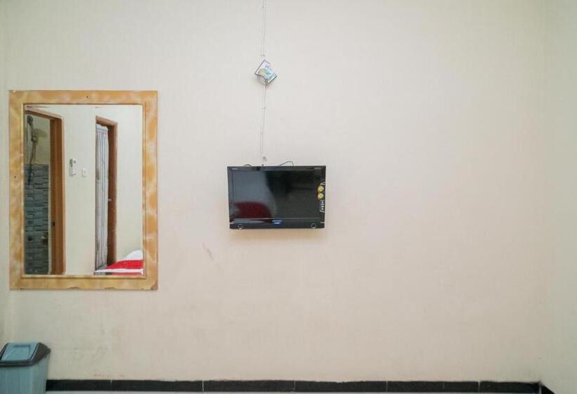 Quarto deluxe, Reddoorz At Villa Akbar 3