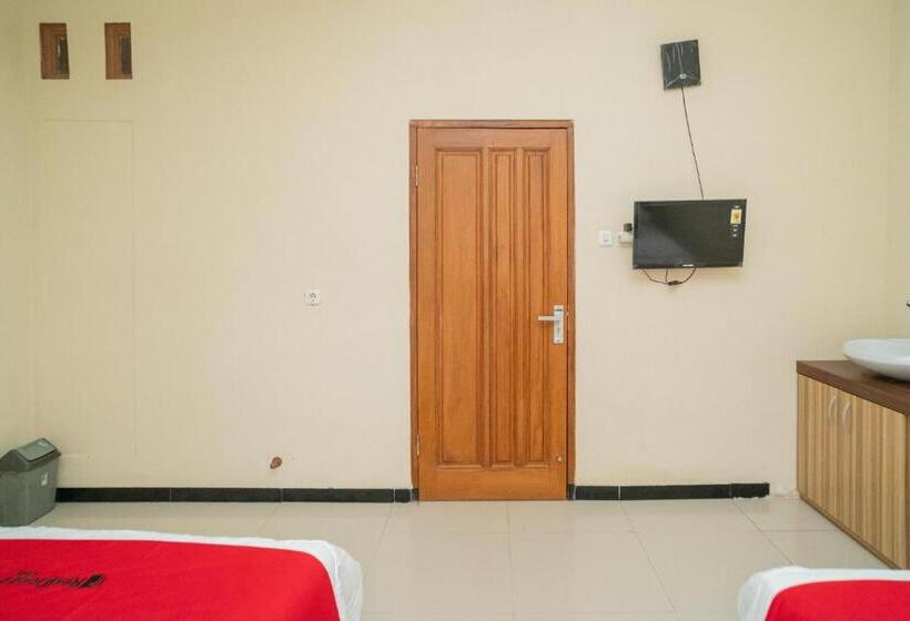 Quarto deluxe, Reddoorz At Villa Akbar 3