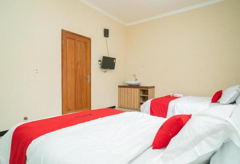 Quarto deluxe, Reddoorz At Villa Akbar 3