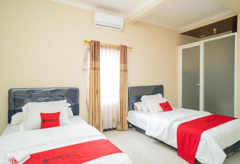 Quarto deluxe, Reddoorz At Villa Akbar 3