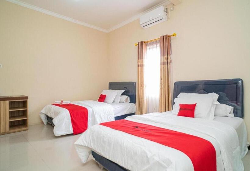 Quarto deluxe, Reddoorz At Villa Akbar 3