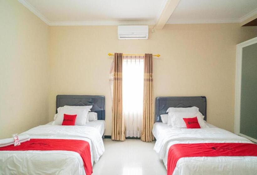 Quarto deluxe, Reddoorz At Villa Akbar 3