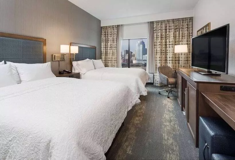 ２ダブルベッドのスタンダードルーム, Hampton Inn & Suites Newport/cincinnati