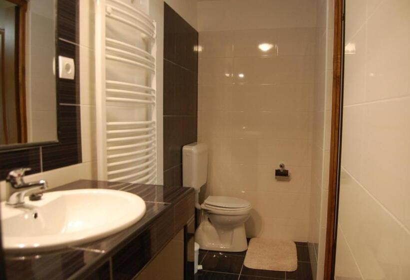 غرفة قياسية ثلاثية, Belvárosi Panzió Pápa