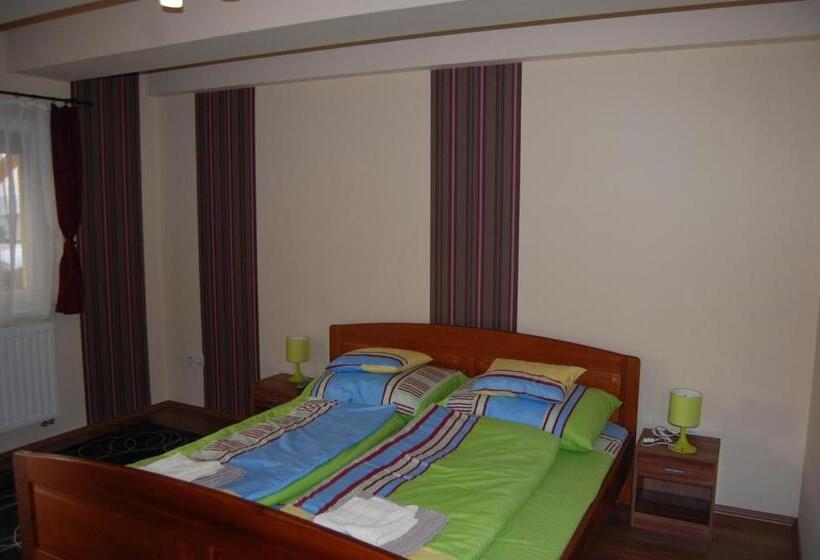 غرفة قياسية ثلاثية, Belvárosi Panzió Pápa